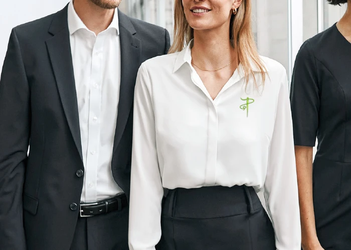 Damenbluse mit GREIFF-Bestickung